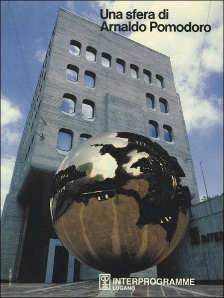 Una sfera di Arnaldo Pomodoro Una sfera di Arnaldo Pomodoro