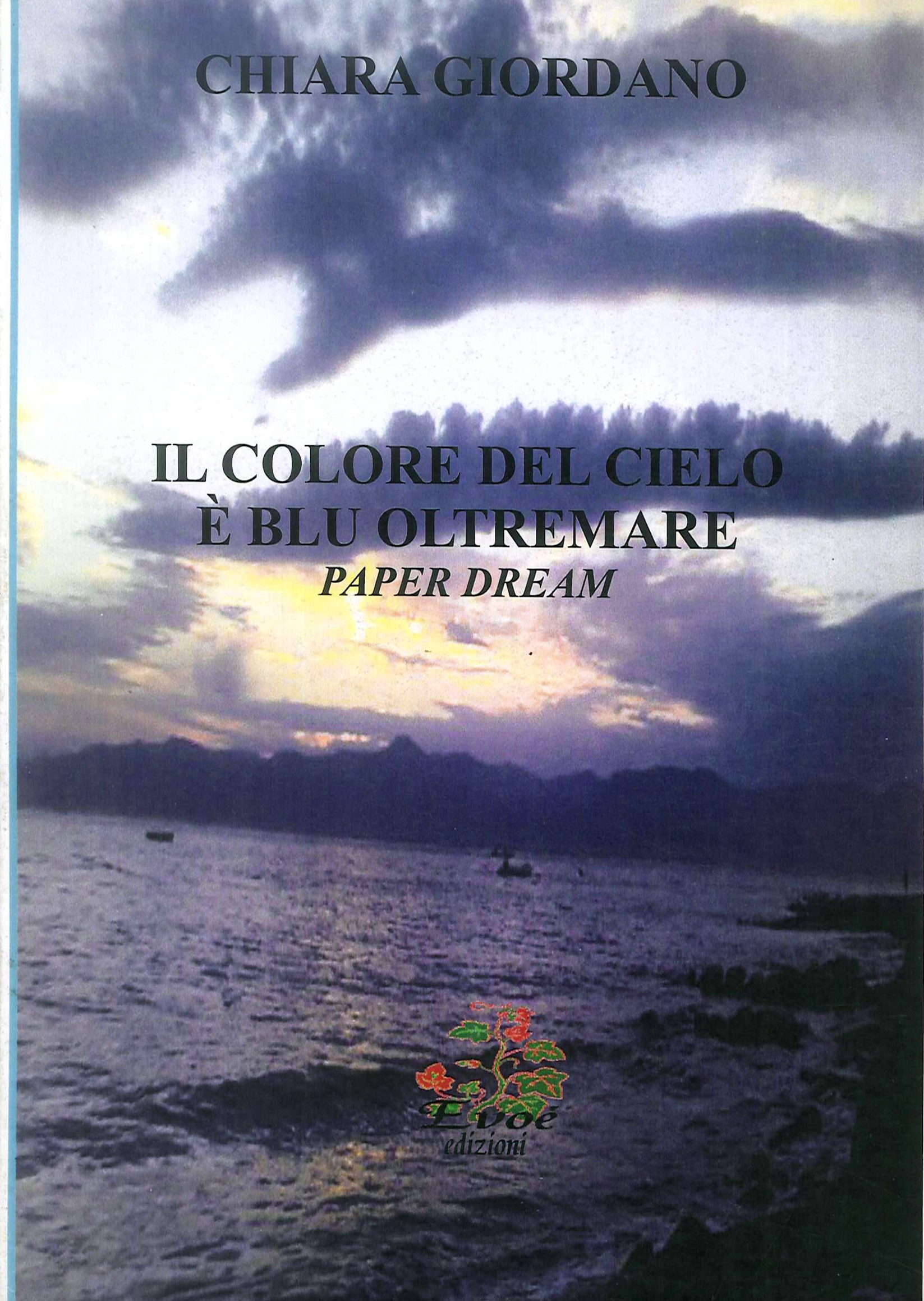 Il colore del cielo è blu oltremare. Paper dream Il colore del cielo è blu oltremare. Paper dream