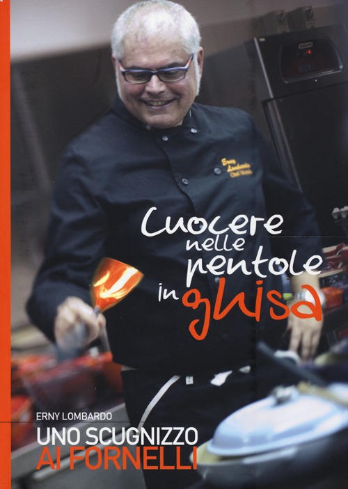 Uno scugnizzo ai fornelli. Cuocere nelle pentole in ghisa Uno scugnizzo ai fornelli. Cuocere nelle pentole in ghisa