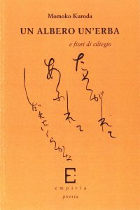 Un albero un'erba e fiori di ciliegio