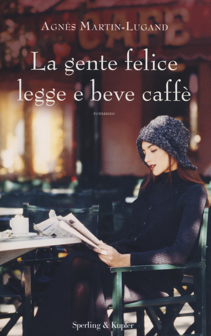 La gente felice legge e beve caffè La gente felice legge e beve caffè