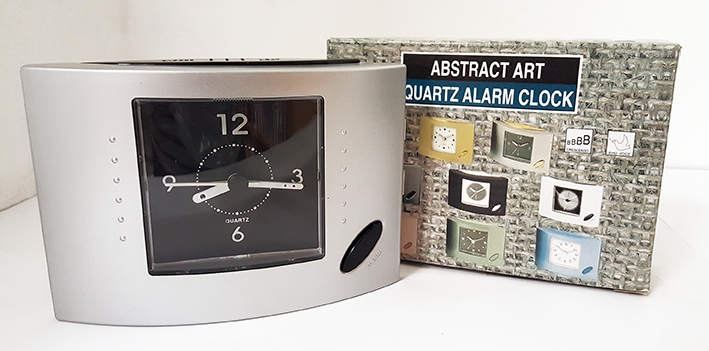 Orologio Sveglia Quartz alarm Clock. Color argento Orologio Sveglia Quartz alarm Clock. Color argento