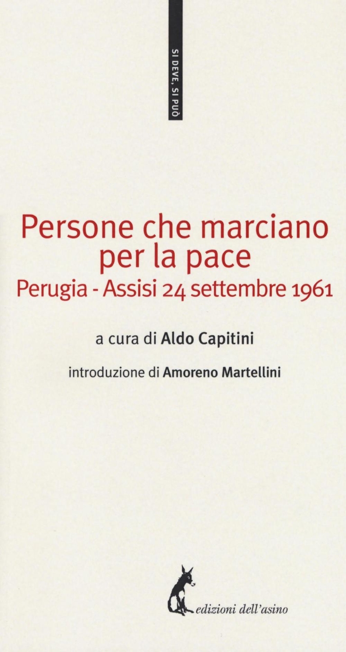 Persone che marciano per la pace. Perugia-Assisi 24 settembre 1961. Persone che marciano per la pace. Perugia-Assisi 24 settembre 1961.