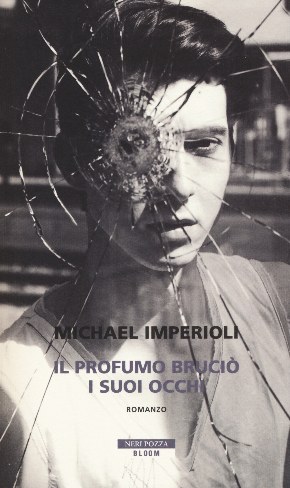 Il profumo bruciò i suoi occhi Il profumo bruciò i suoi occhi