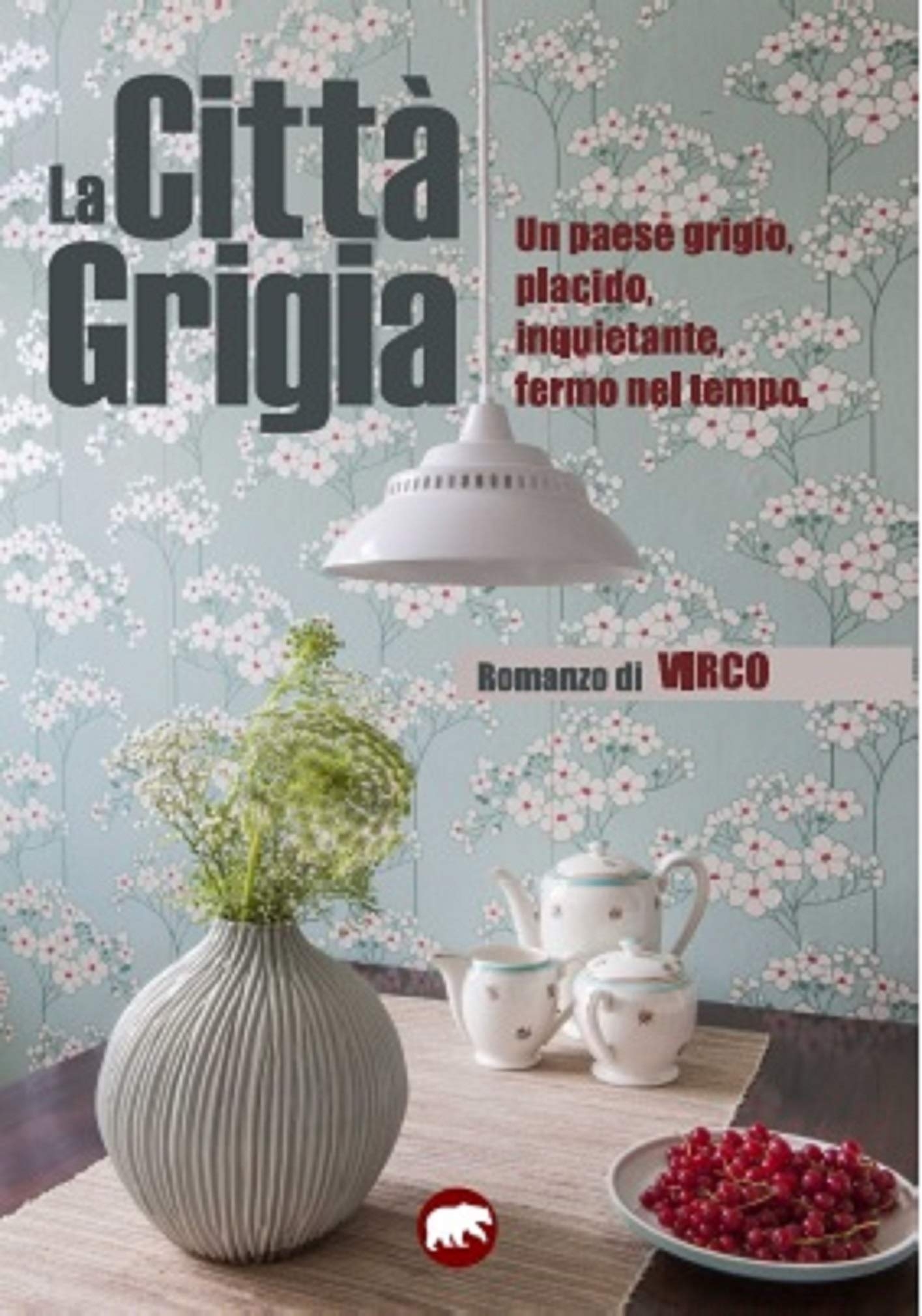 La città grigia. Un paese grigio, placido, inquietante, fermo nel tempo La città grigia. Un paese grigio, placido, inquietante, fermo nel tempo