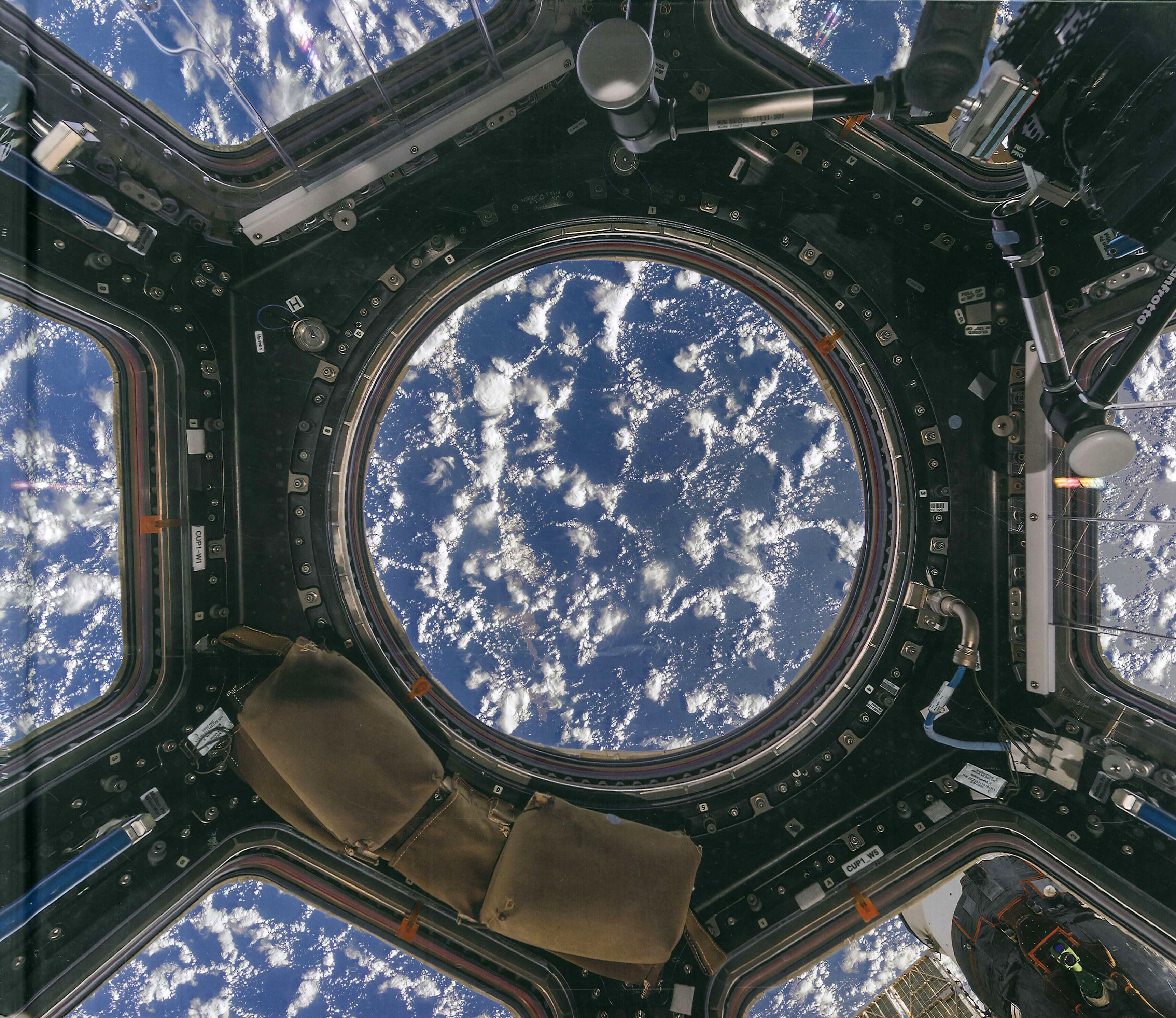 Interior space. A visual exploration of the international space station