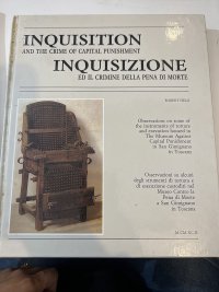 Inquisizione ed il crimine della pena di morte / Inquisition und das Verbrechen der Todesstrafe. Osservazioni su alcuni degli strumenti di tortura e di esecuzione custoditi nel Museo contro la pena di morte a San Gimignano in Toscana.